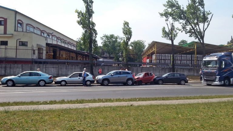 Karambol sześciu aut na Mikołowskiej