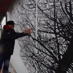 2016-10-20 Wojciech Łuka maluje drzewo SW m