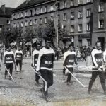 Drużyna hokeistów Górnika Murcki podczas pochodu pierwszomajowego w Tychach, ok. 1970 r. Fot. ze zbiorów MMTy