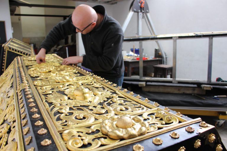 Królewskie sarkofagi odzyskują blask w tyskiej pracowni