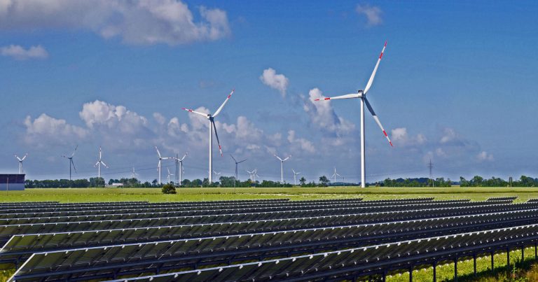 Odnawialne Źródła Energii - wiatraki i panele fotowoltaiczne