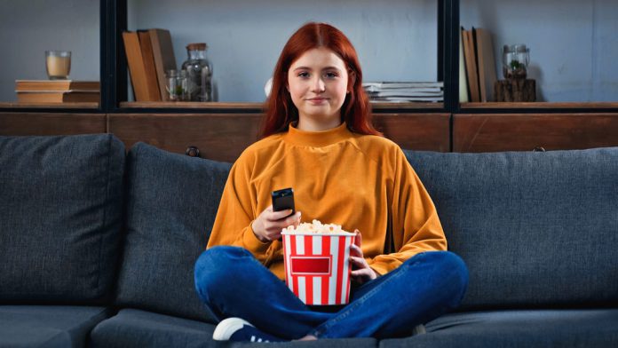 Dziewczyna przed TV z popcornem