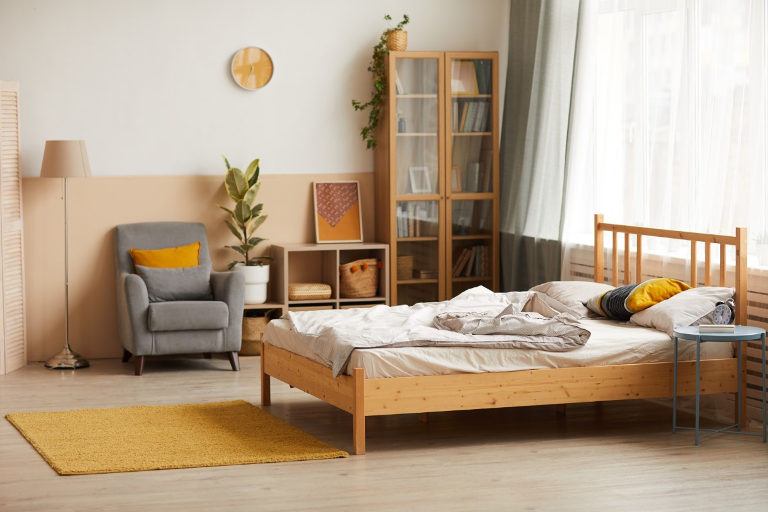 Drewniane łóżko z ekologicznym materacem