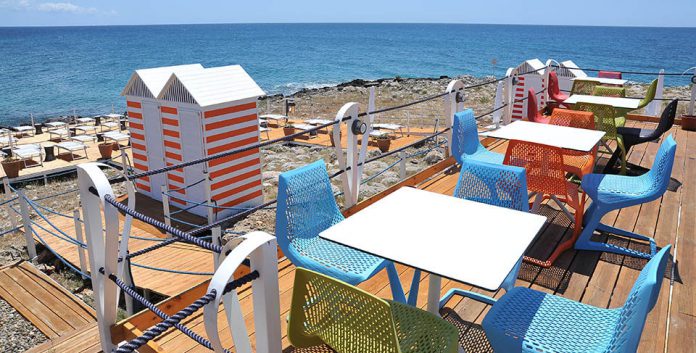 Ogródek restauracyjny przy morzu
