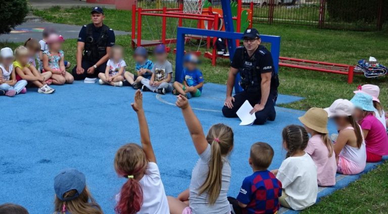 Policjanci rozmawiali z dziećmi o bezpieczeństwie