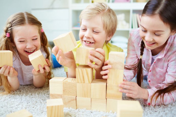 Dzieci bawiące się klockami drewnianymi