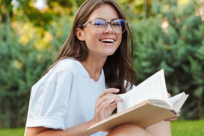 Kobieta w okularach z książką