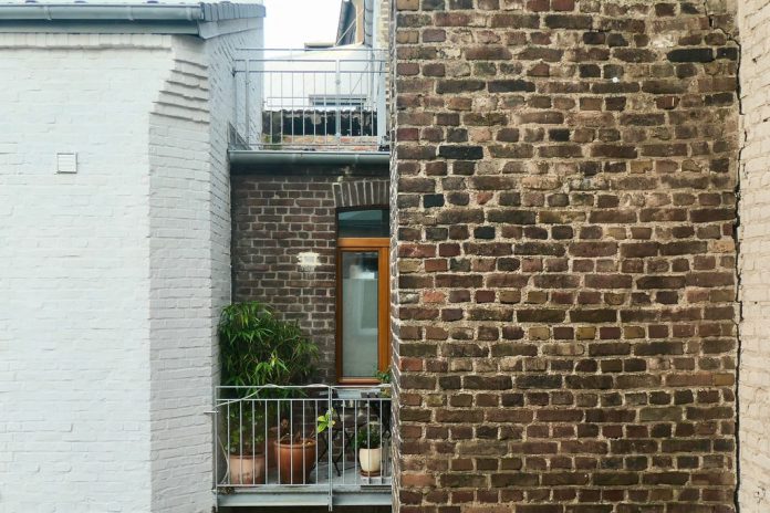Balkon i ściana ze starej cegły