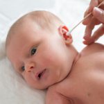 Czyszczenie ucha niemowlęcia
