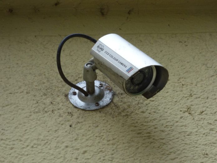 Kamerca CCTV na ścianie