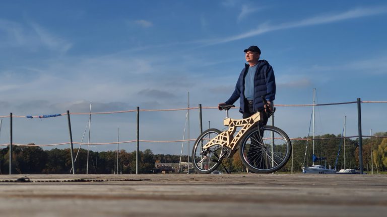 Nuda zabija naukę – zbudowali rower ze sklejki