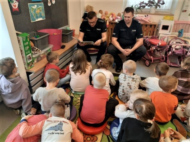 Tyscy policjanci czytają dzieciom