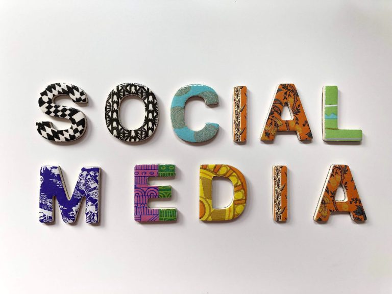 Social Media - kolorowe litery