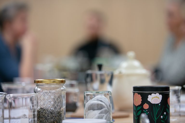 Spotkanie artystyczne dla seniorów przy filiżankach z ziołami