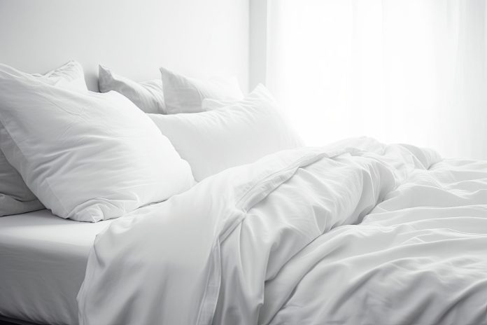 Biała kołdra na łóżku