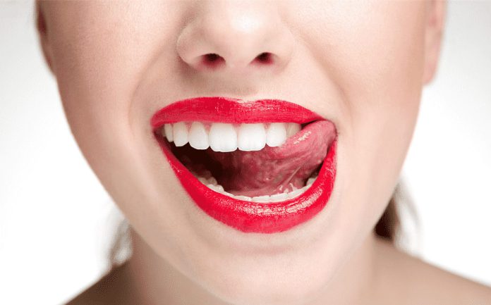 Kobiece białe zęby